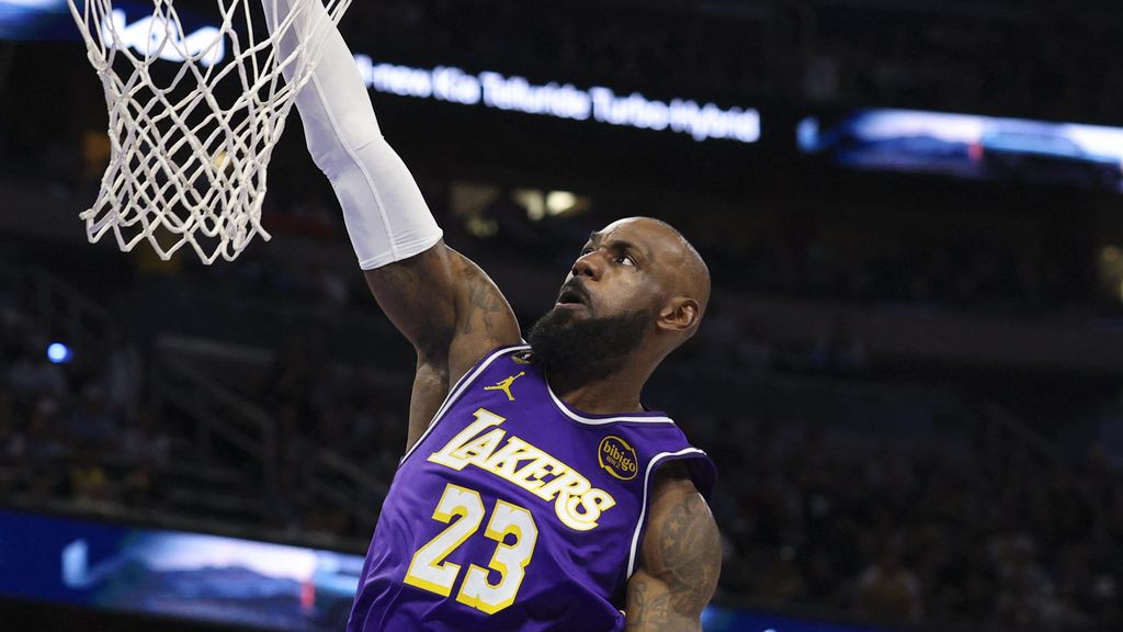 Basketbalicoon James streept record van bucketlist: meeste reguliere wedstrijden in NBA