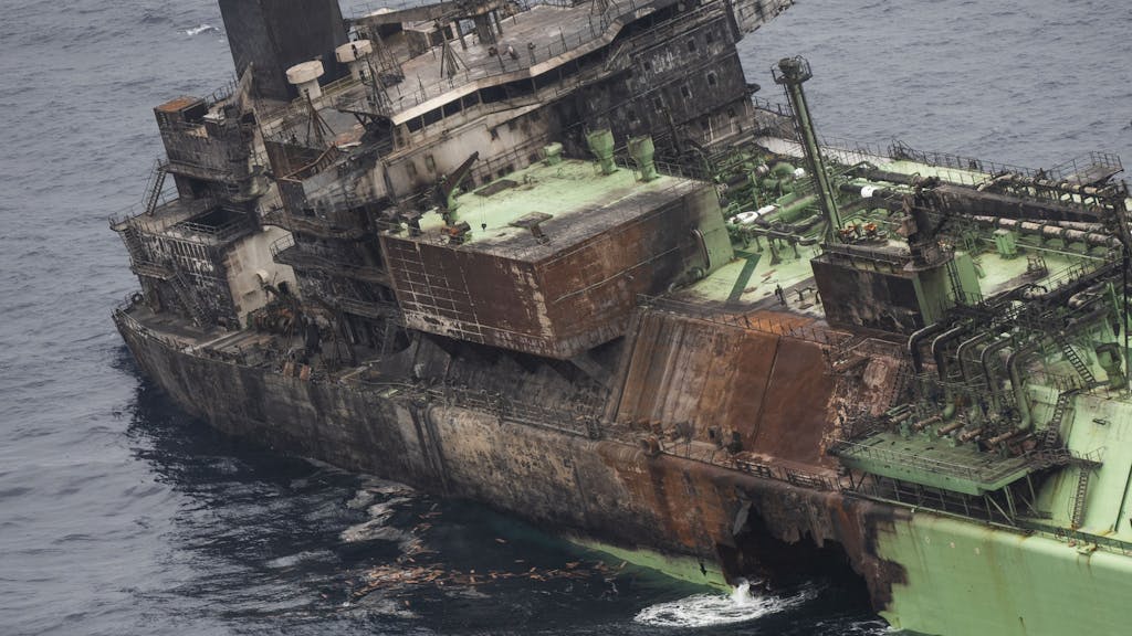 Kapotgeschoten en verbrand dobbert Russische tanker stuurloos op Middellandse Zee