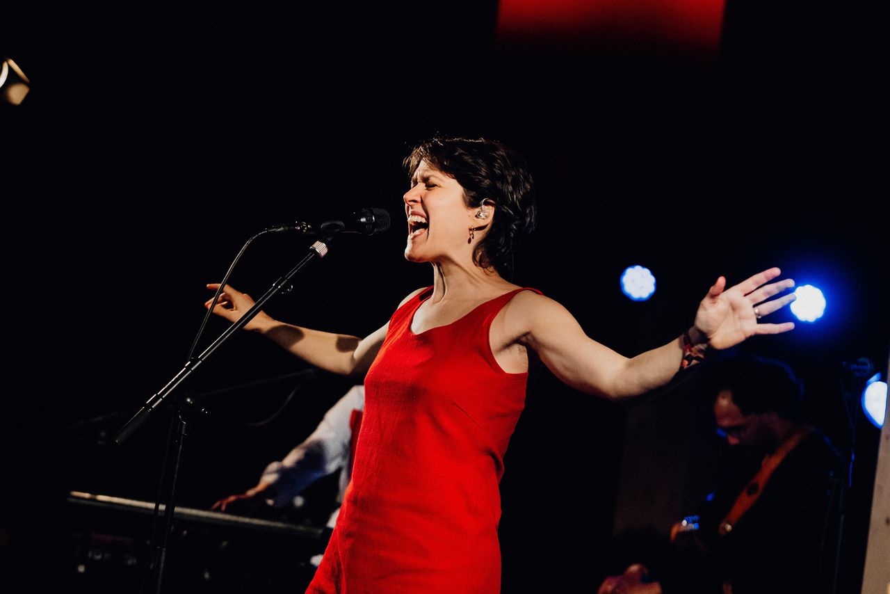 Van fragiele folk tot explosieve punk: Eurosonic laat in Groningen zien dat de Europese muziek leeft