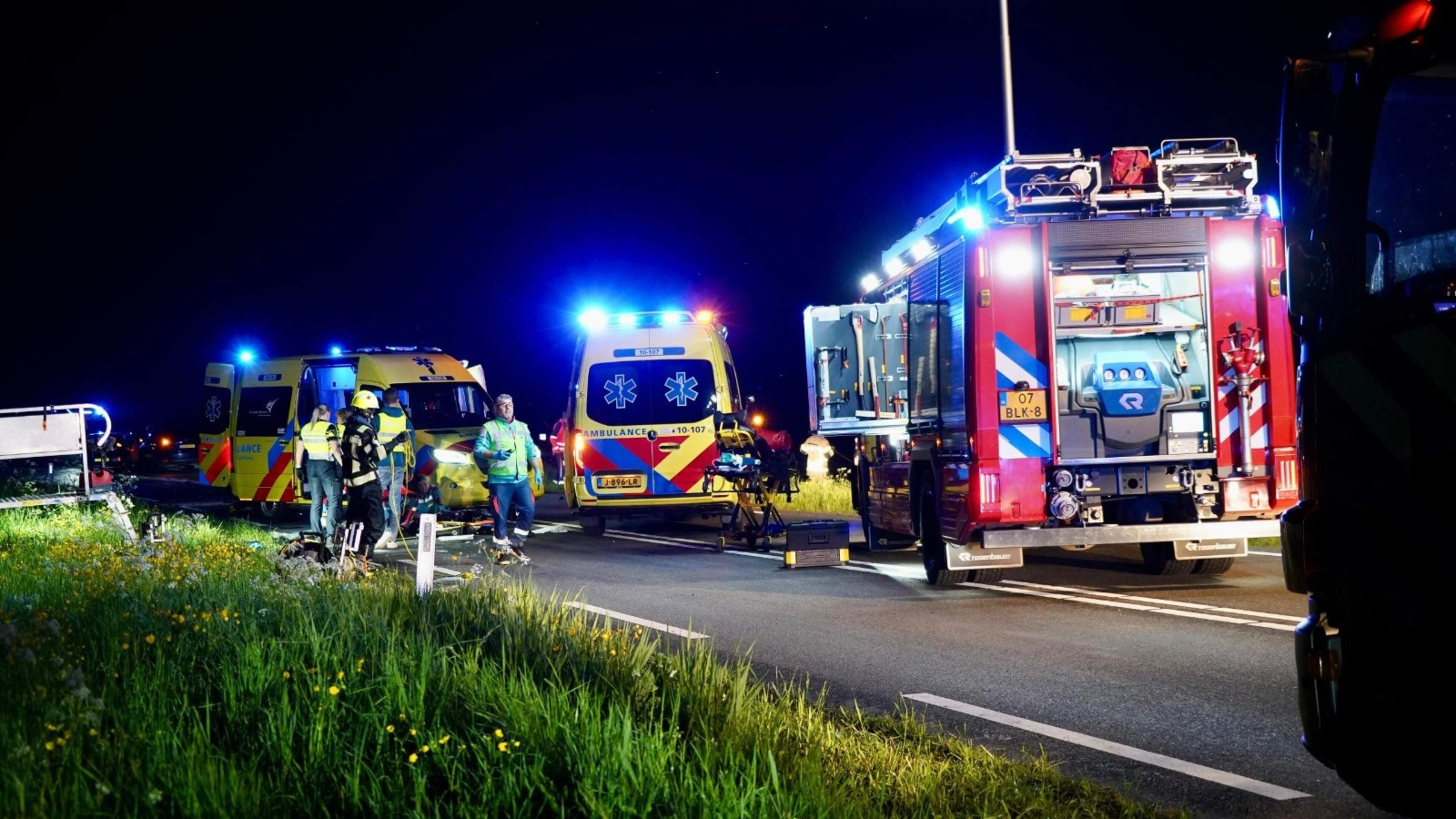 Bestuurders overlijden bij botsing met auto's in Hoogkarspel