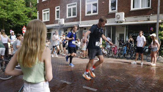 Extra waterpunten, sponzen en sproeiers, maar toch onwelwordingen bij marathons: 'Eind mei is voor de meesten te warm'