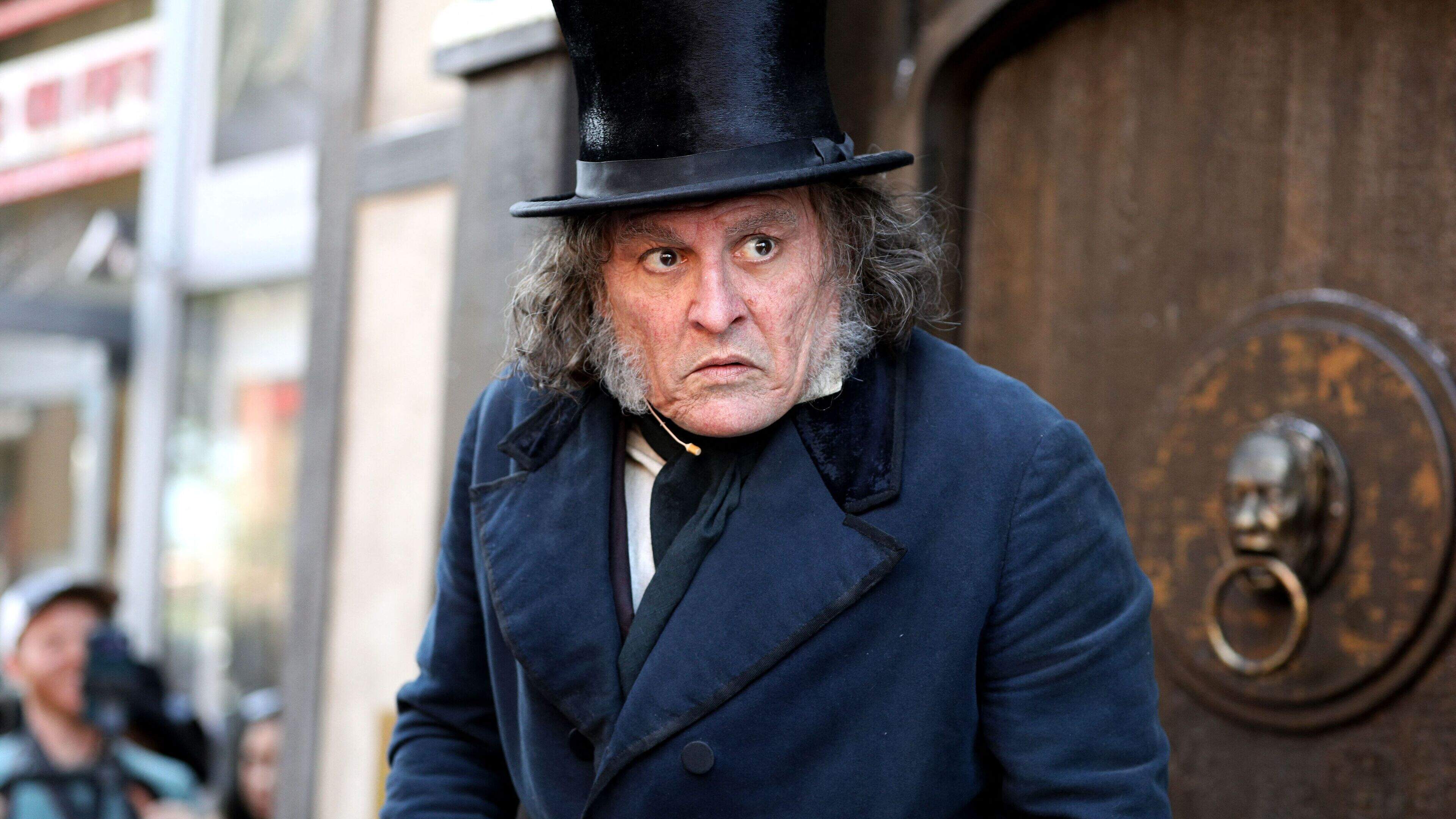Haast onherkenbaar duikt Johnny Depp op als Scrooge tijdens Comic-Con: ’Wat is er zo goed aan een goeiedag?’