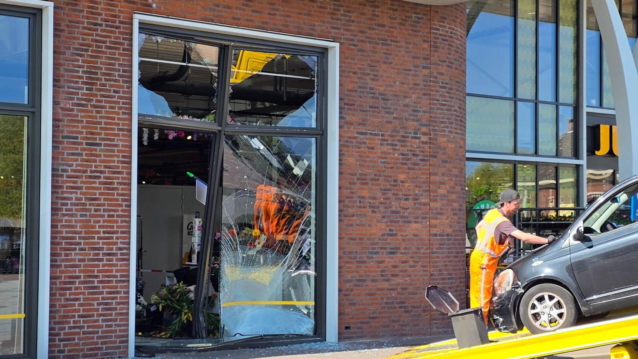 Auto rijdt Jumbo-supermarkt binnen in Dongen, veel schade aan gevel
