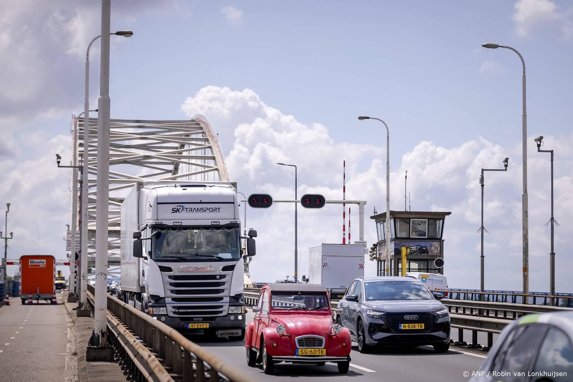 Bijna 100 boetes voor vrachtverkeer op Merwedebrug