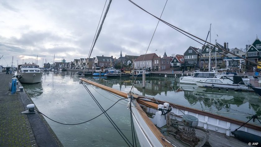 Twee mensen naar ziekenhuis na explosie op zeilboot bij Urk