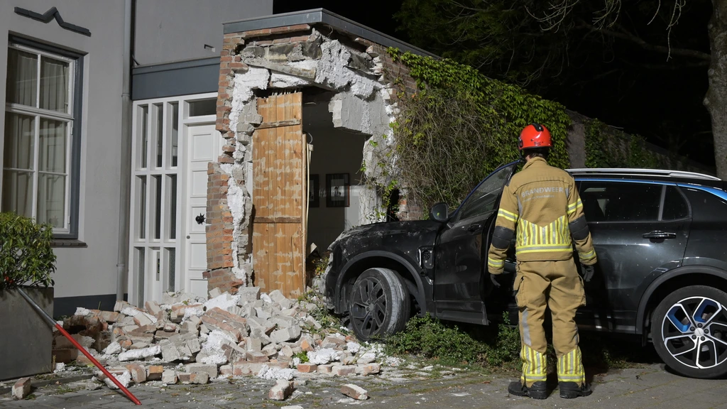 Auto ramt gevel van woning in Breda, bestuurder aangehouden