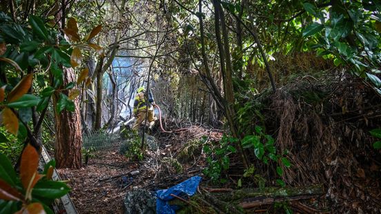 Houtwal in tuin vat vlam