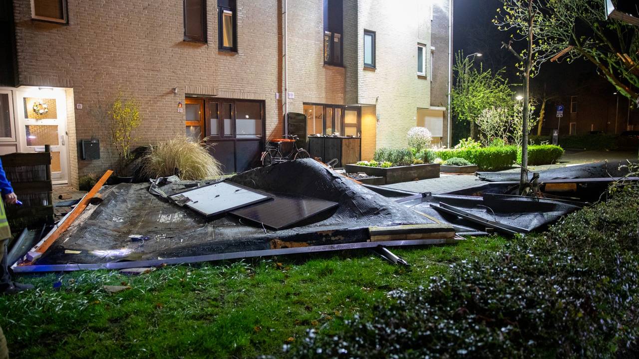 Dak waait van rij huizen in Roosendaal, ook zonnepanelen komen naar beneden