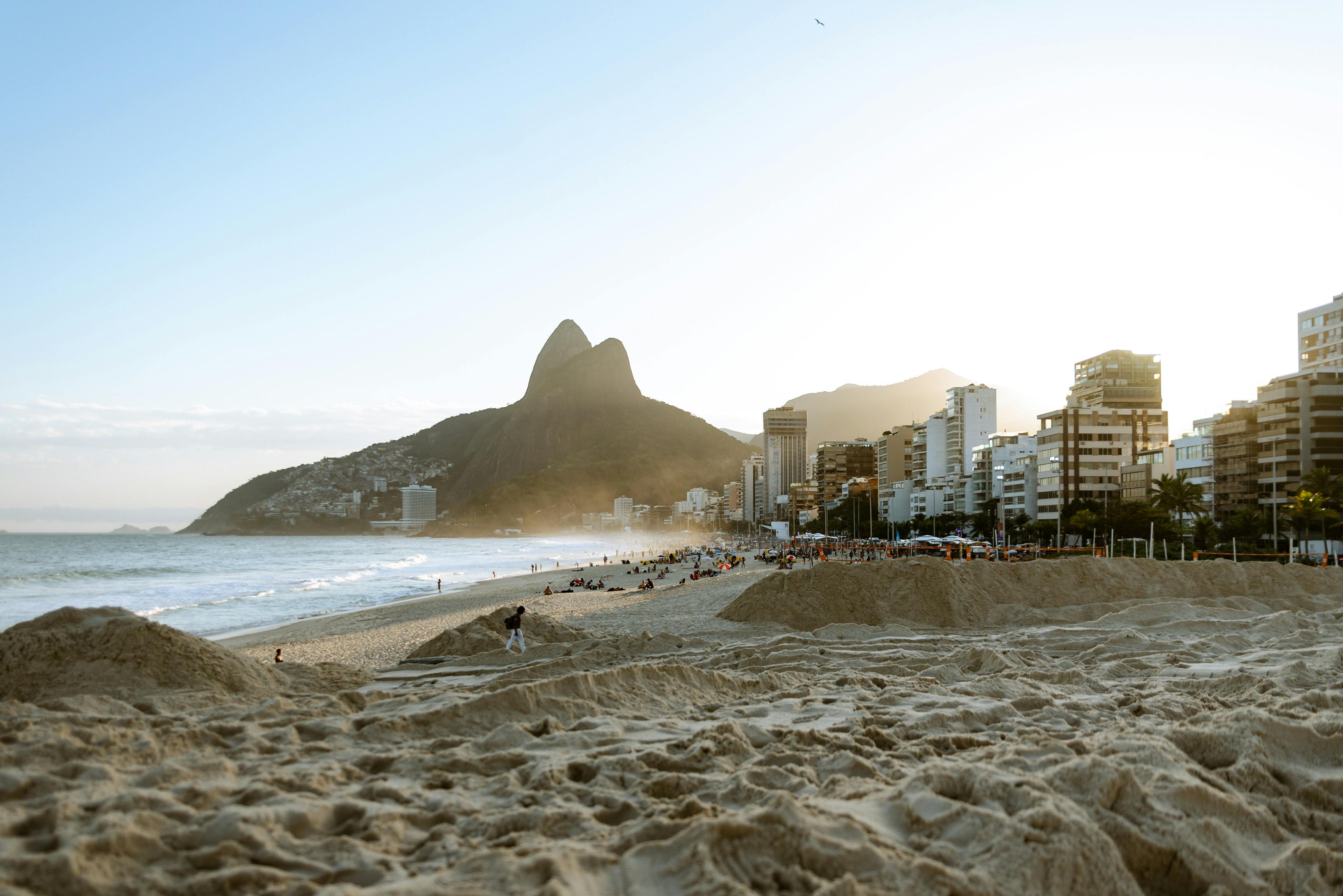 Benya (35) werd opgelicht op het strand in Rio de Janeiro: ‘Voor vier biertjes betaalde ik ineens 650 euro’
