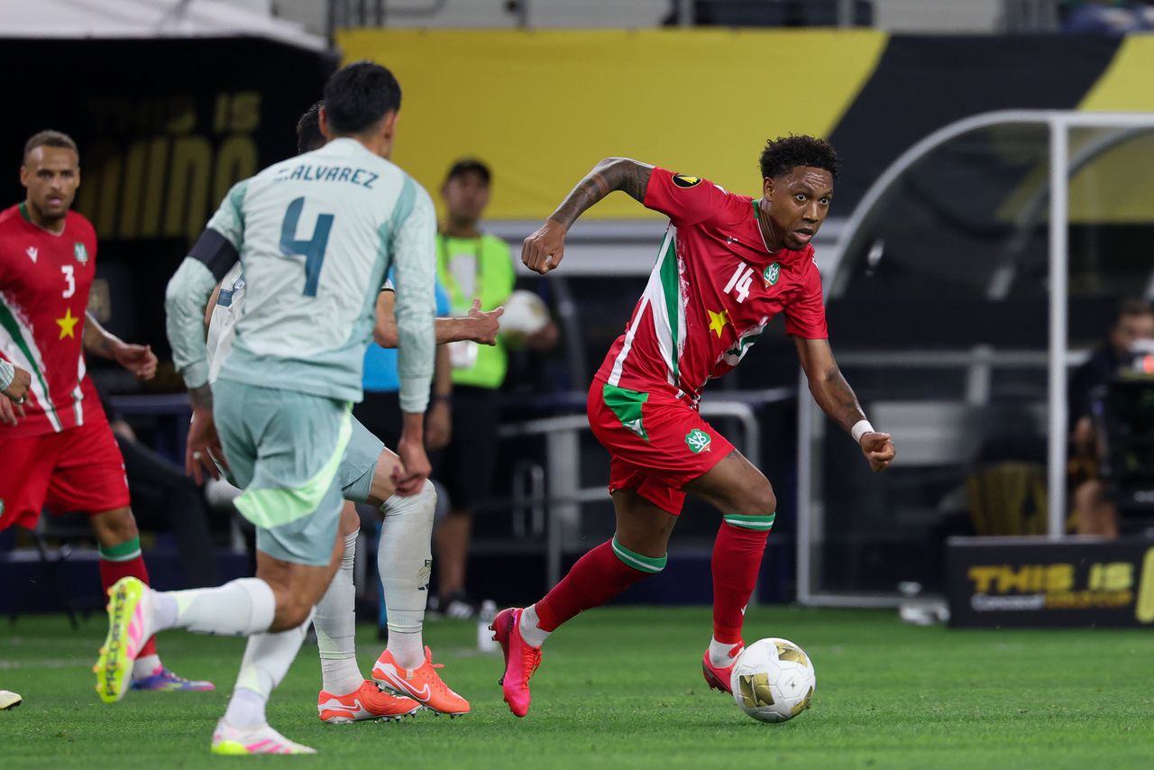 Middenvelder Jean-Paul Boëtius gelooft in WK-droom Suriname: ‘Wij zijn favoriet in beide wedstrijden’