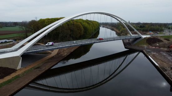 KIJKEN: Verkeer voor het eerst over gloednieuwe brug in Lochem