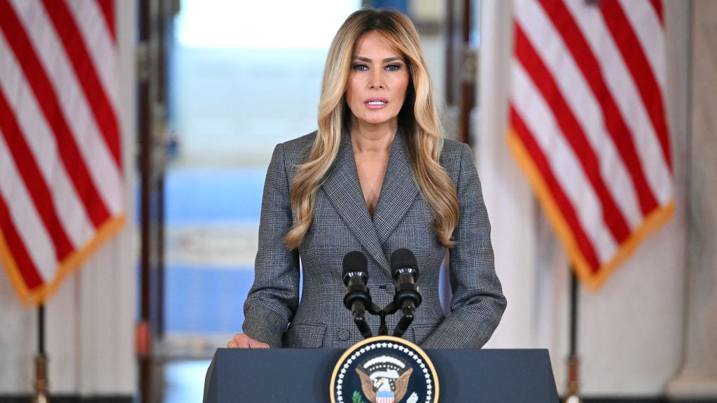 Melania Trump ontkent relatie met Epstein in ongebruikelijk persmoment