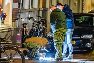 Dakloze René vindt ‘s nachts tas vol verdachte spullen in uitgaansstraat, en rent in paniek café in