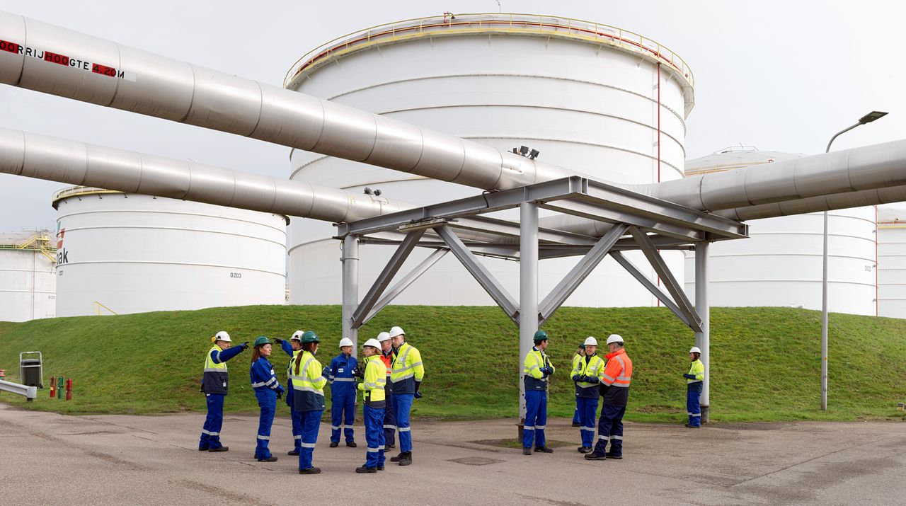 In Rotterdam staan enorme silo’s met noodvoorraad aan olie. Leidt het vrijgeven van noodolie tot rust op de markt?