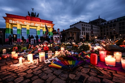 Brandenburger Tor licht op in regenboogkleuren na aanslag Berlijn: ‘We laten vrijheid niet afpakken’