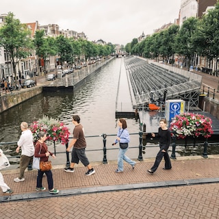 In de Prinsengracht verrijst een stadion van 350 meter voor Canal Parade – en niet iedereen is daar blij mee: ‘Het is zó commercieel geworden’
