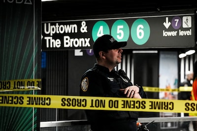 Politie schiet man dood in New York nadat hij drie mensen te lijf gaat met machete