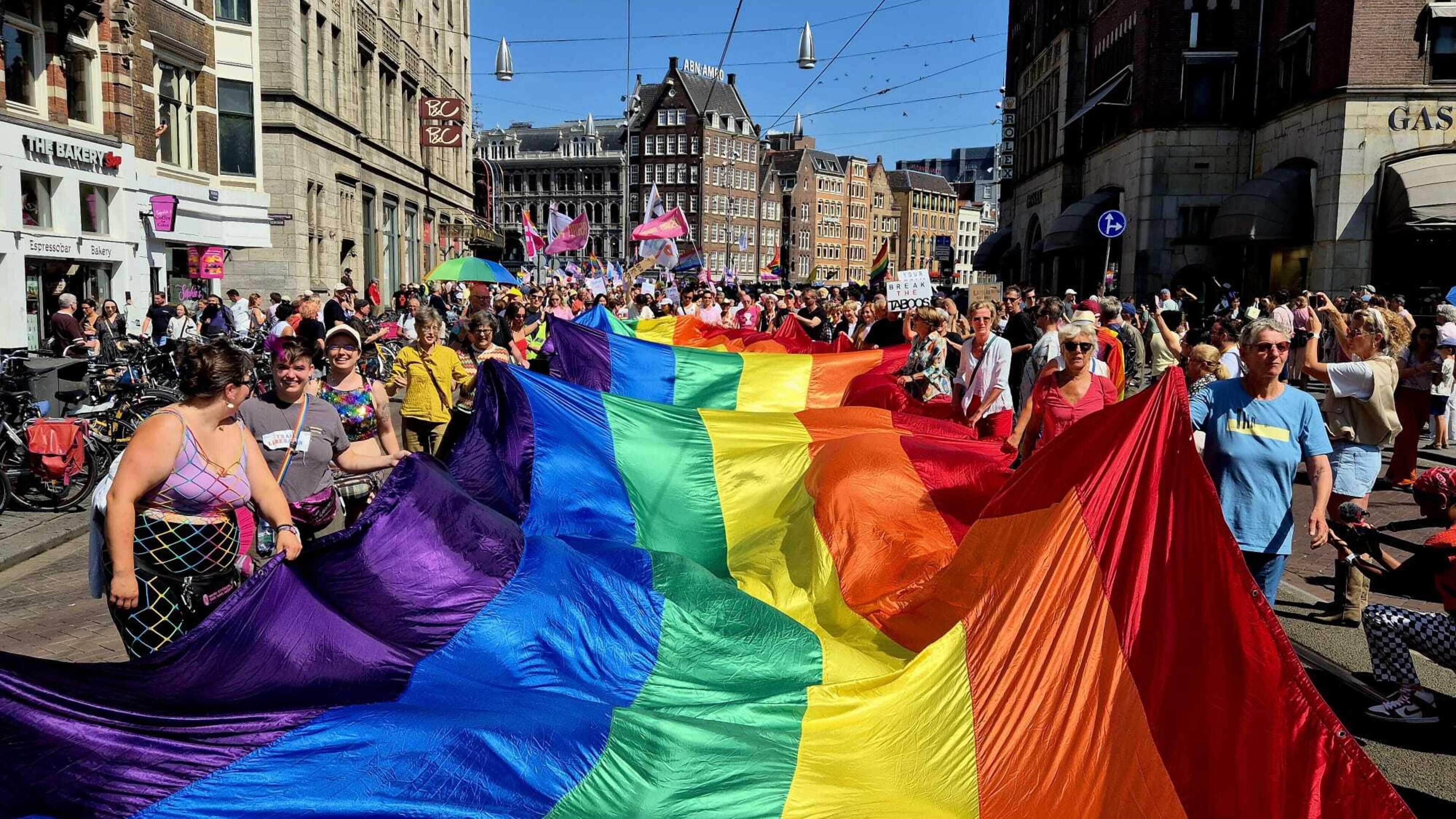 Meer haatincidenten gemeld tijdens eerste weekend WorldPride Amsterdam: ’Uitgescholden en uitgelachen’