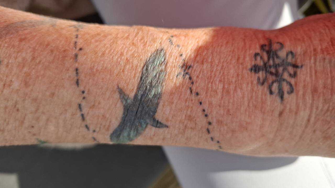 Carol (64) kreeg een tattoo cadeau van haar kinderen: 'Een nieuw begin'