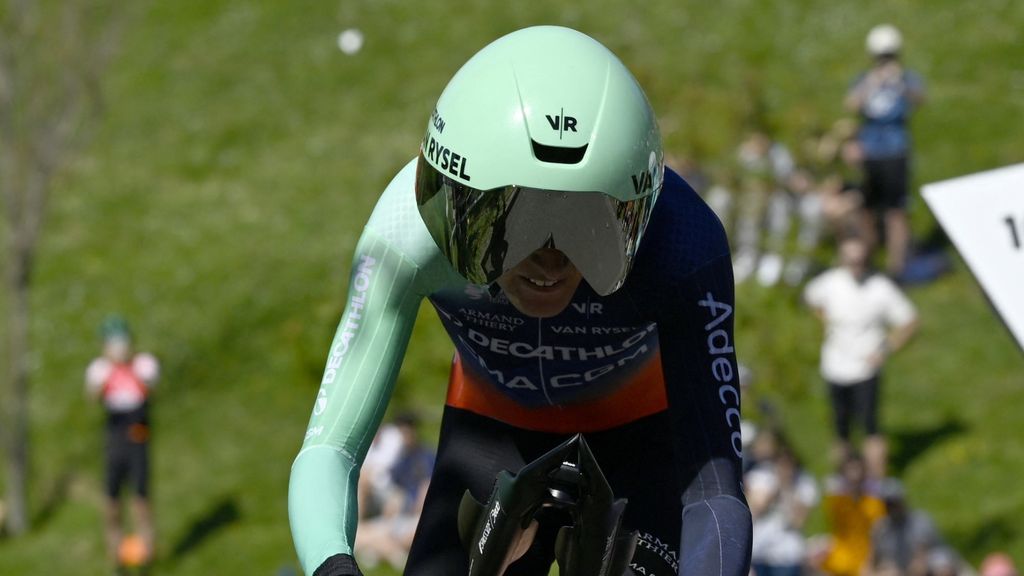 Wonderkind Seixas degradeert concurrentie en boekt eerste WorldTour-zege in Baskenland