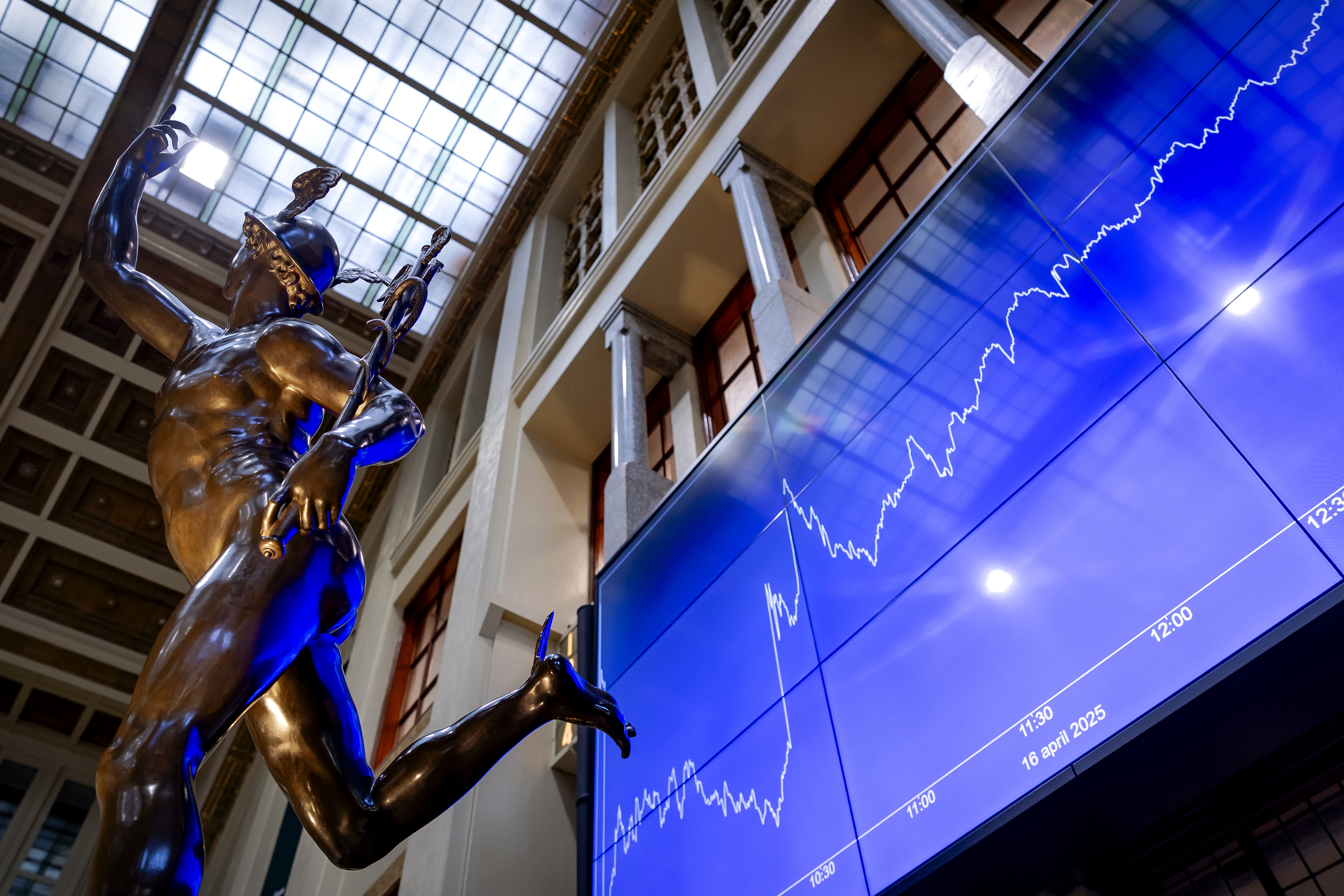 AEX voor het eerst boven de 1000 punten: hoe komt dat? ‘Nederland doet het heel erg goed’
