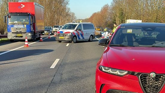 Snelweg dicht na ongeluk met auto en motor