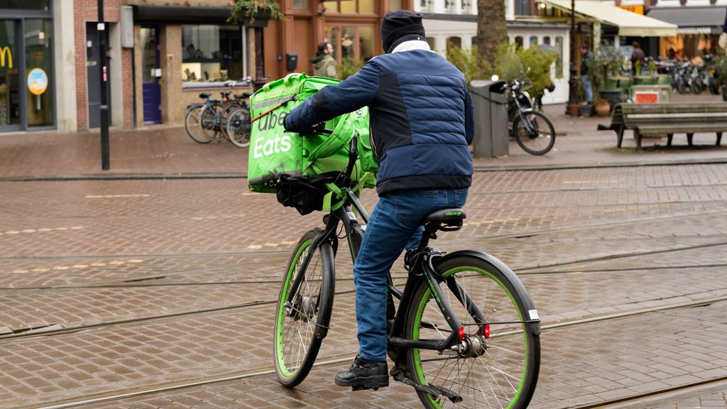 Pizzakoeriers in Amsterdam-Zuidoost beroofd van hun pizza's