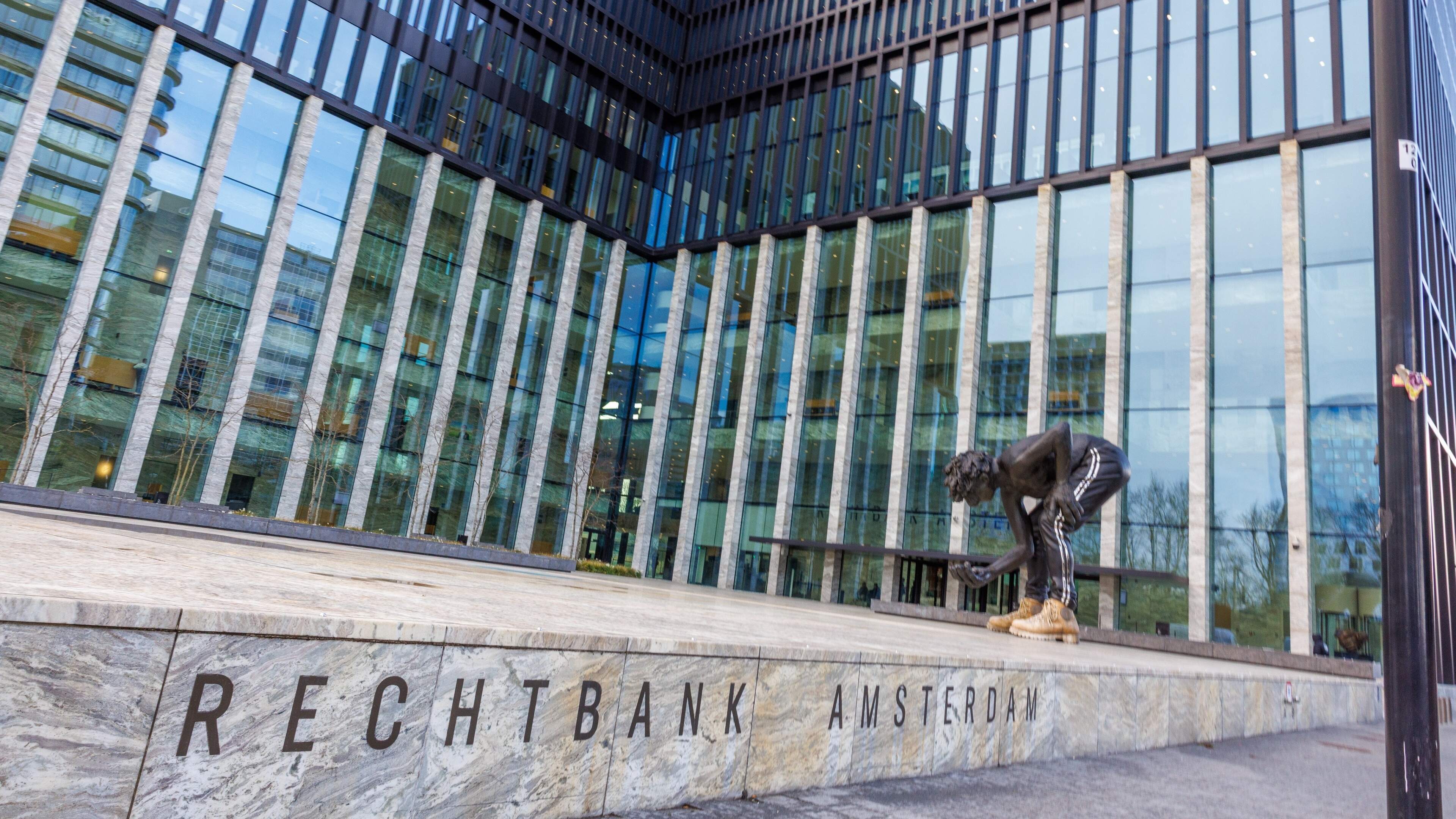Ex-rechtbankmedewerkster Sana C. verkocht adressen aan criminelen: explosies, seks en afpersing in bizarre zaak