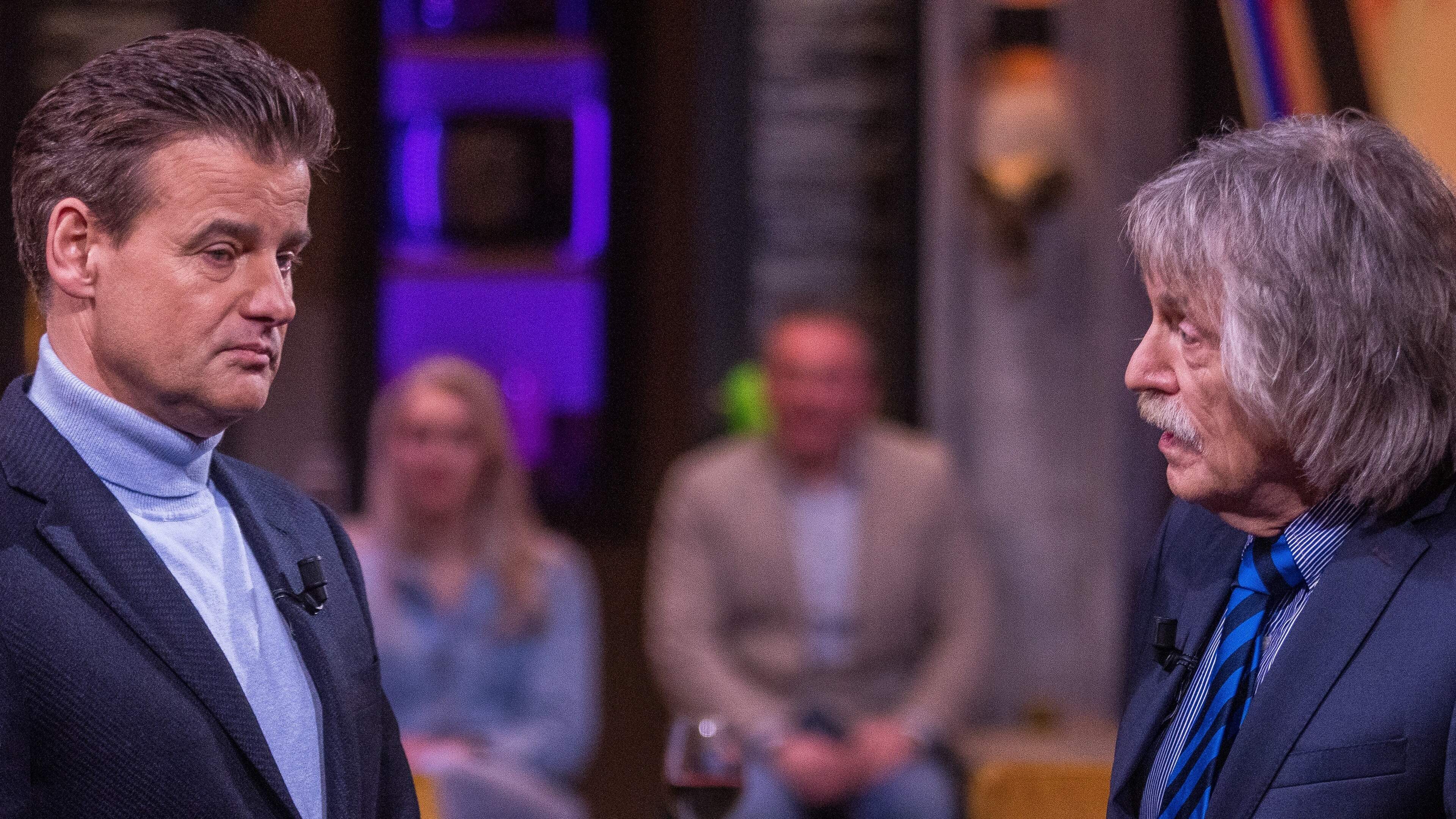 Johan Derksen kritisch op Mi dushi: wat is dan liefde? van Wilfred Genee: ’Het is een etterbak eersteklas en daar is het ineens een poeslieve jongen’