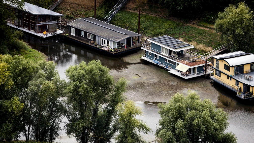 Woonbooteigenaren in de problemen door laagwater: 'Scheuren en geuroverlast'