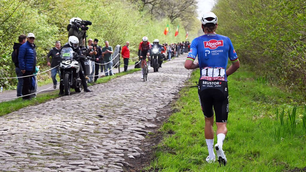 Hoe Van der Poel door pech in Bos van Wallers vierde Roubaix-zege zag vervliegen