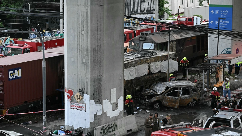 Trein botst op bus Bangkok, acht doden