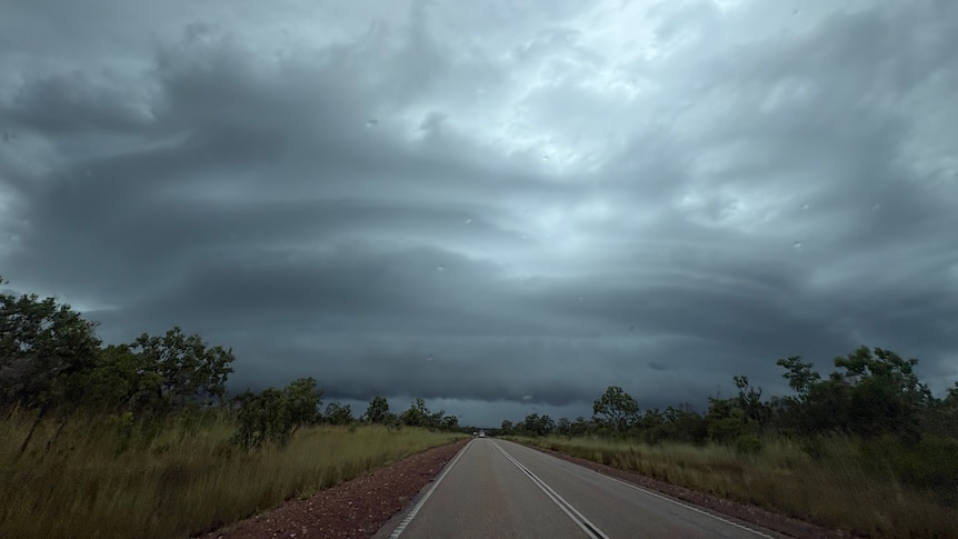 Community of 500 people to be evacuated ahead of cyclone's NT crossing