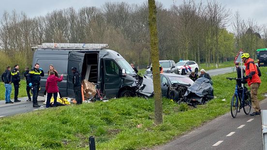 Gewonden na frontale botsing, weg helemaal afgesloten
