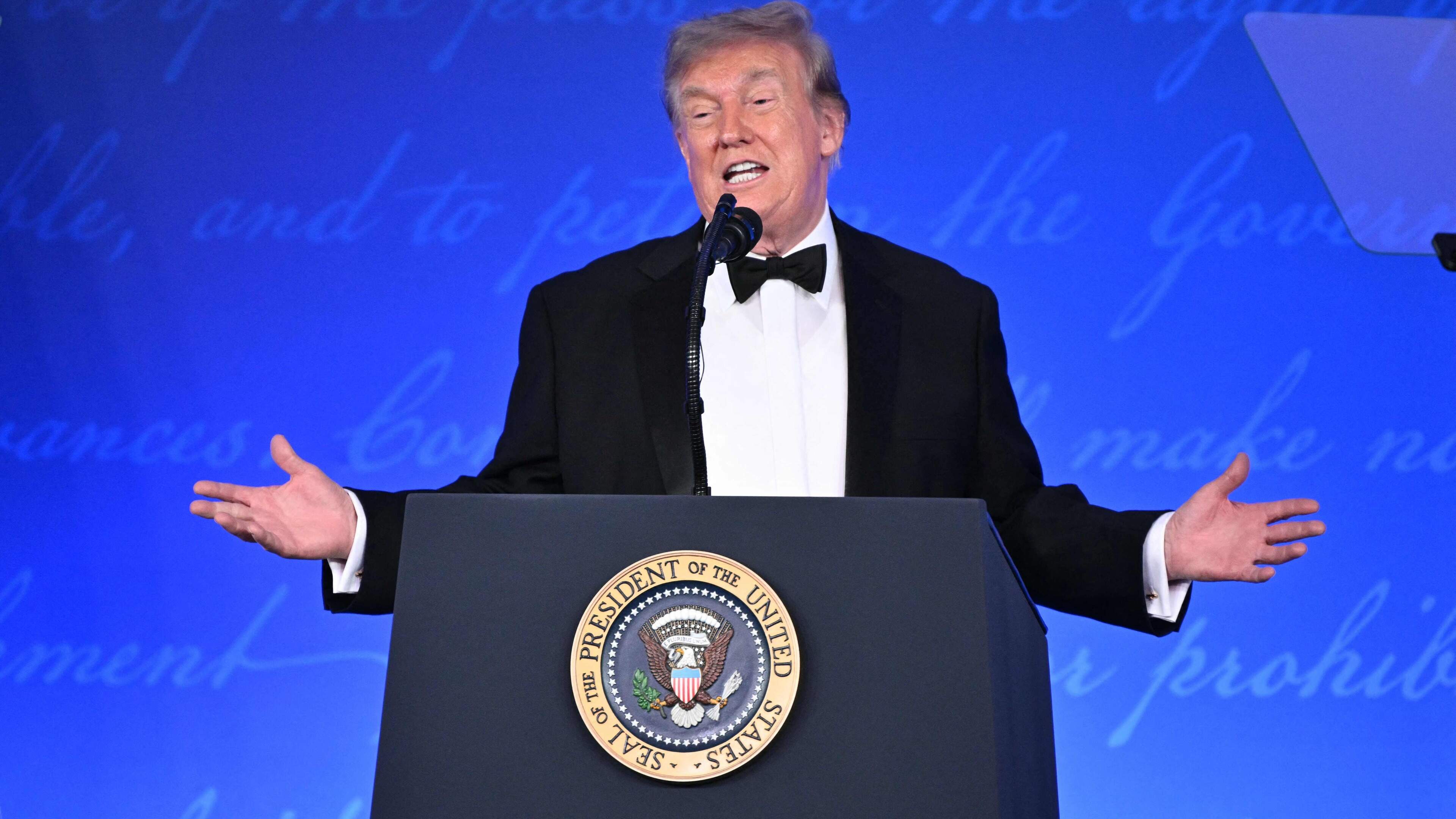 Trump combineert grappen met sneren tijdens Correspondents’ Dinner: ’Grootste groep mensen met Trump-waanzinsyndroom ooit’