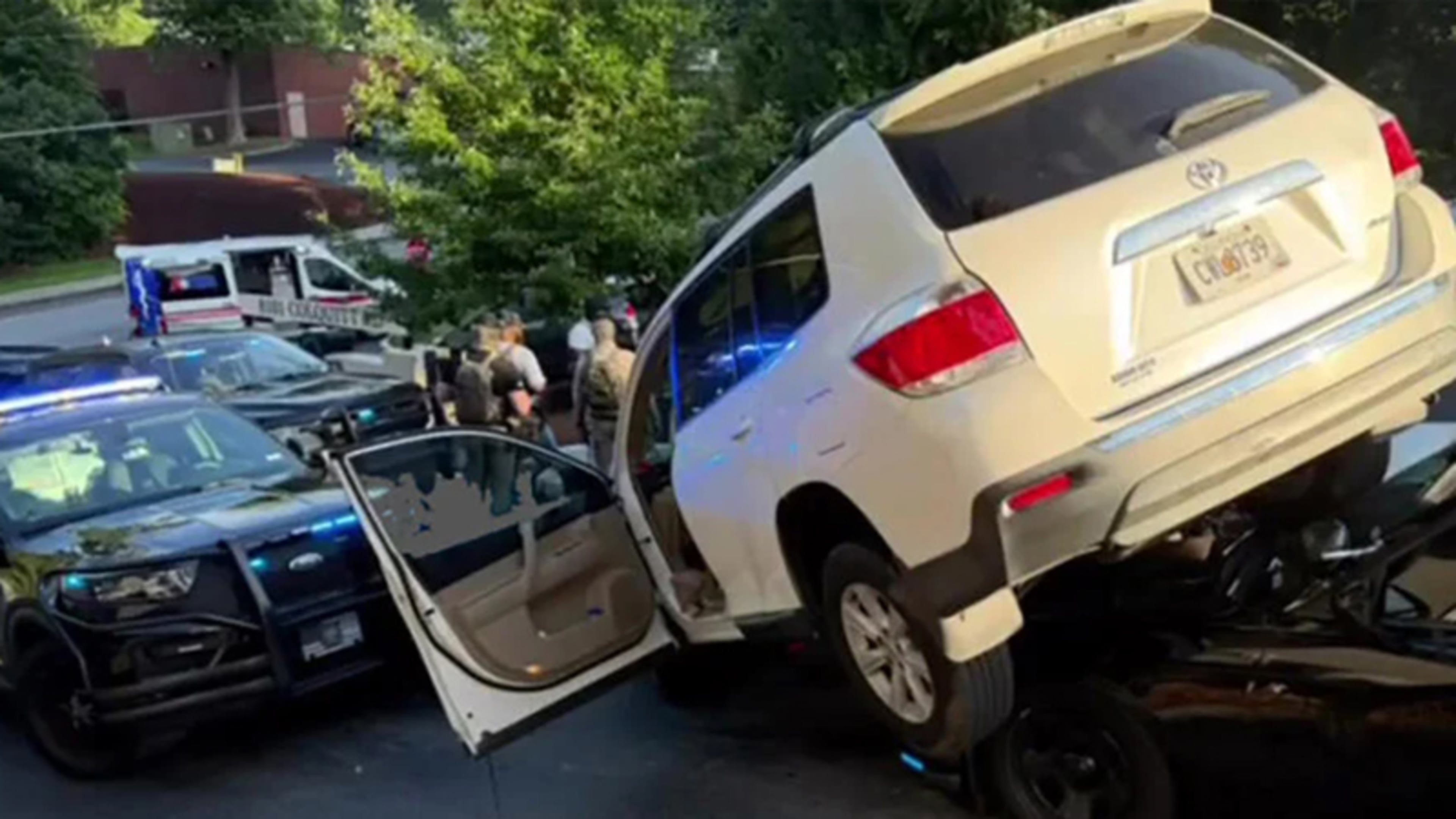 Bizarre beelden: auto belandt bovenop politieauto tijdens achtervolging