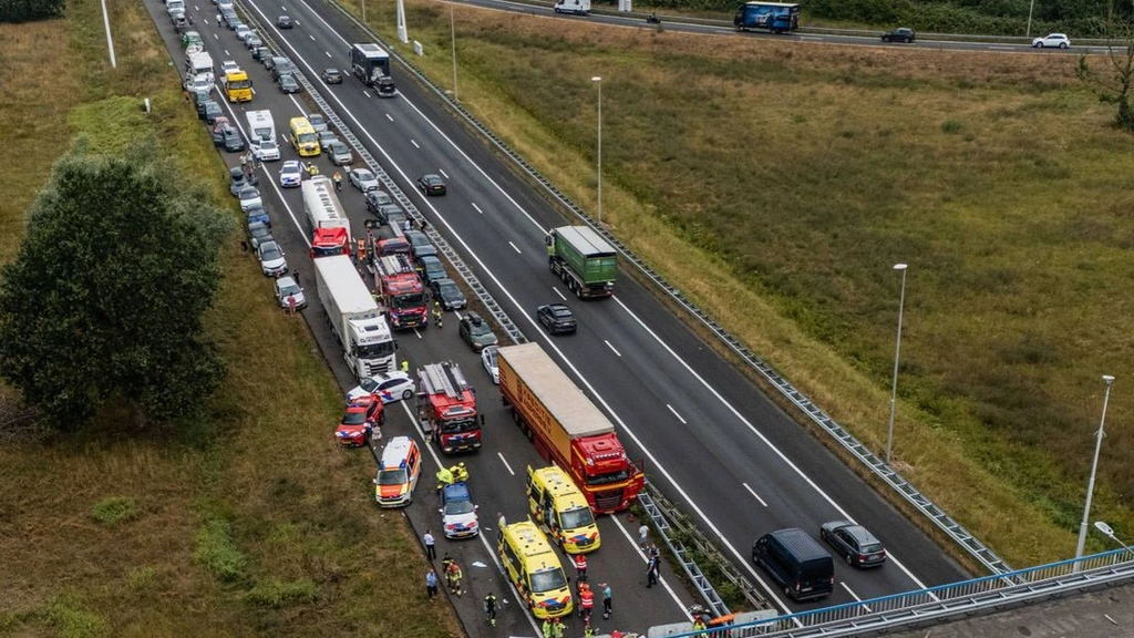 Gewonden na ongeval met meerdere voertuigen op A12 bij Duitse grens