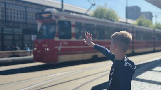 11-jarige Daan blij dat trambestuurders altijd naar hem tingelen: 'Taffes uniek'