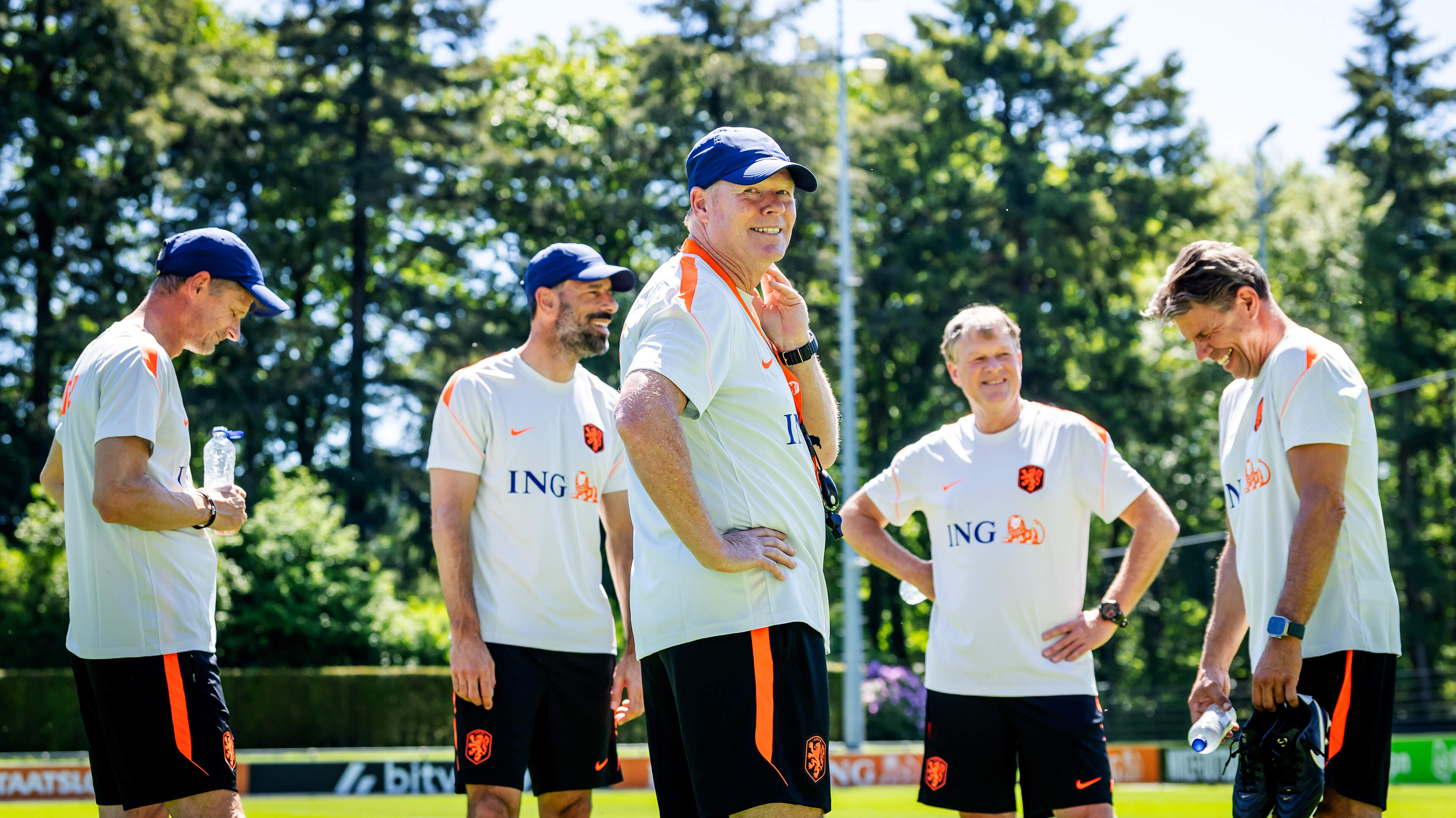 Oranje-internationals druppelen binnen in Zeist voor aftrap WK-voorbereiding, Van Hecke op bijzondere wijze uitgewuifd