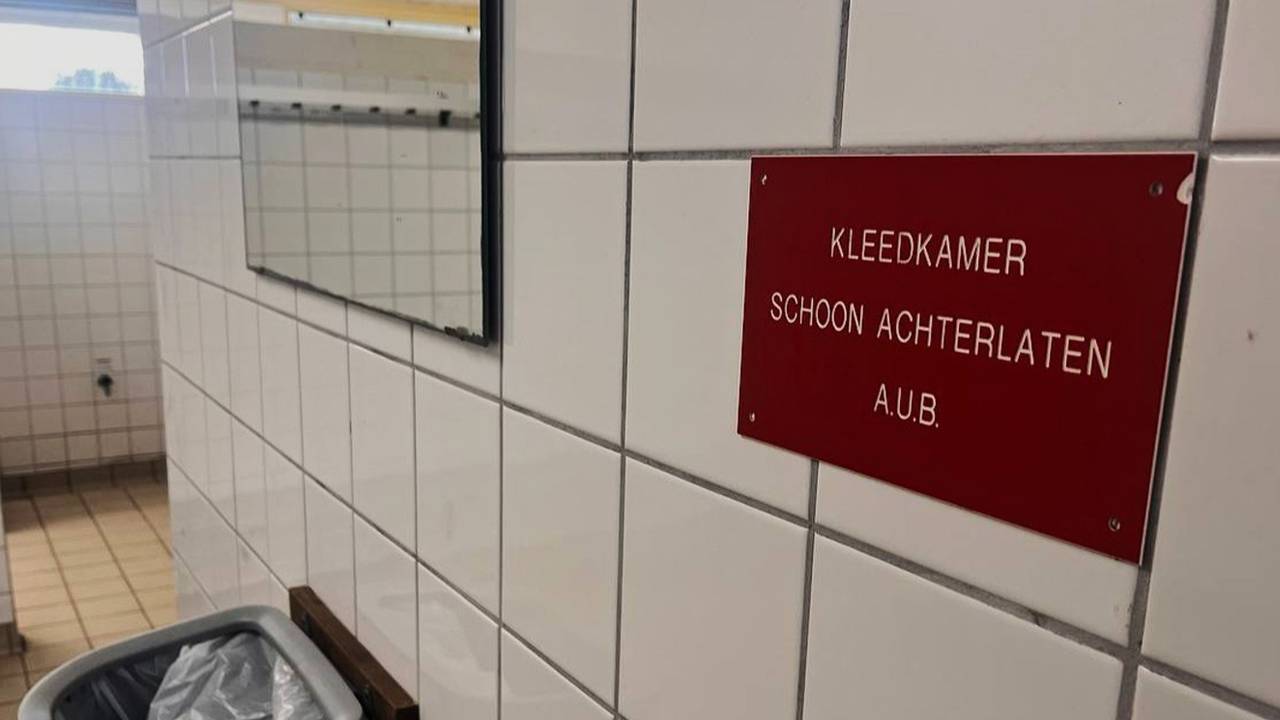 Docent misbruikte oud-leerling en filmde jongens in kleedkamer: 5 jaar cel
