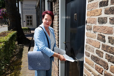 Van 1,40 naar 3,25 euro: hierom laat ondernemer uit Oirschot rouwkaar­ten bezorgen door vrijwilli­gers