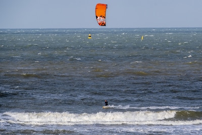 Kitesurfer overleden na harde val op Tjeukemeer bij Delfstrahuizen