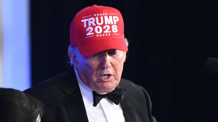 Trump combineert grappen met sneren tijdens correspondentendiner