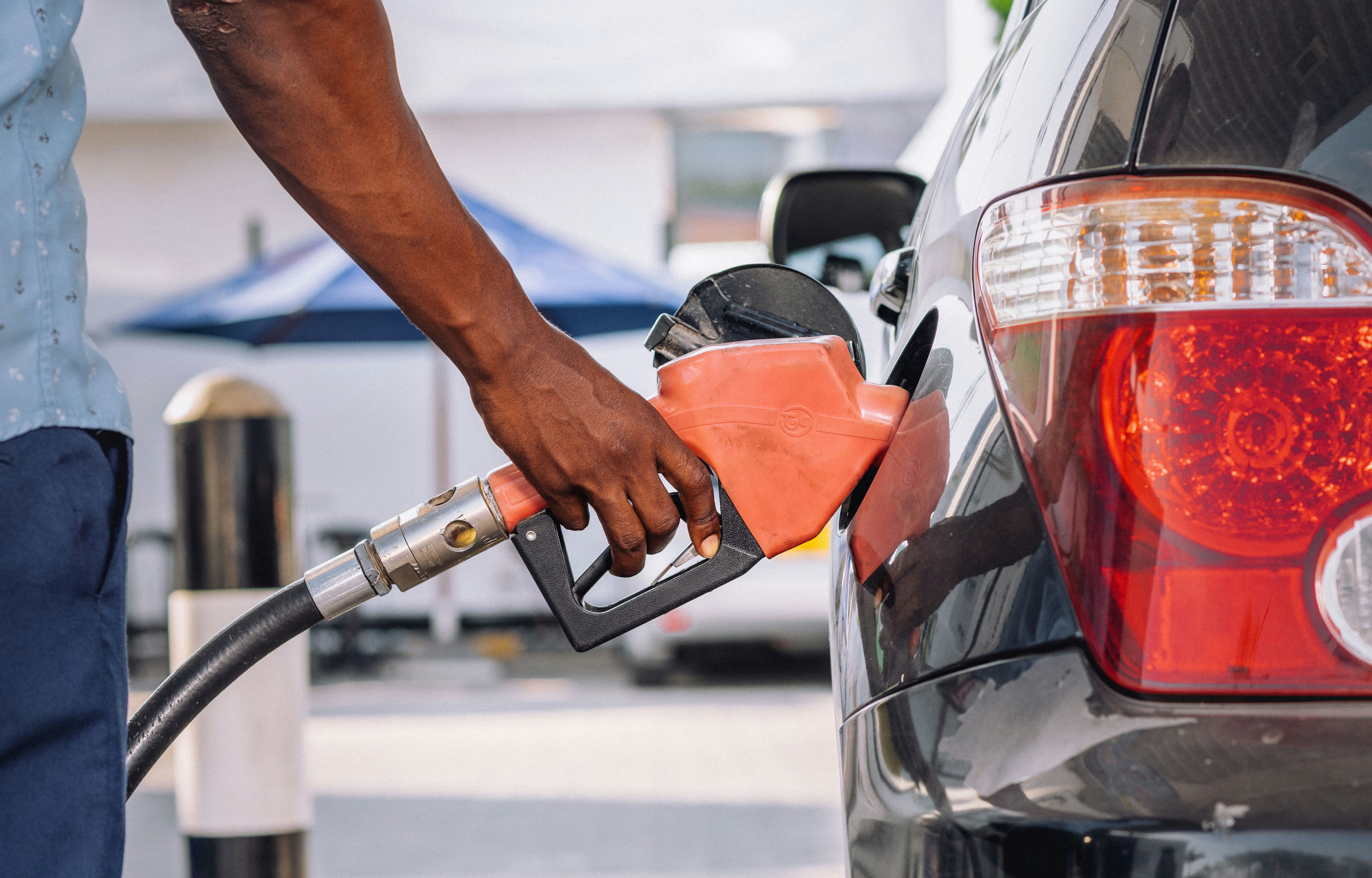 Liter benzine en diesel bijna 3 cent goedkoper aan de pomp