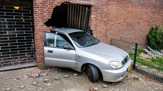Auto ramt muur in woonwijk, schade is groot