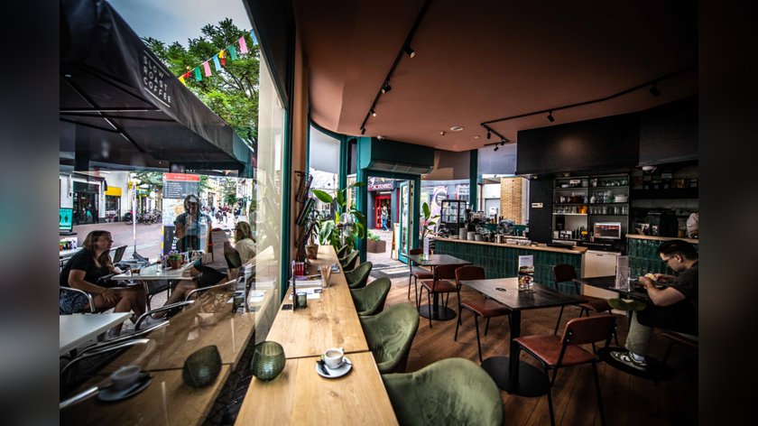 Tientallen christenen zetten samen schouders onder lunchroom tussen Enschedese coffeeshops