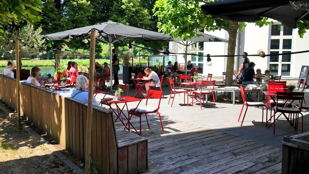 Dieven stelen alle 88 stoelen van terras museumcafé Maastricht