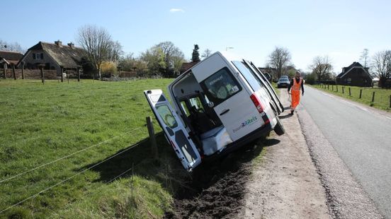 Buurtbus belandt in greppel