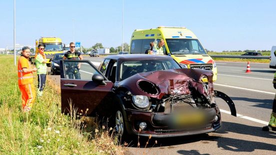 Auto botst op vrachtwagen op A2 bij Culemborg: twee gewonden naar ziekenhuis
