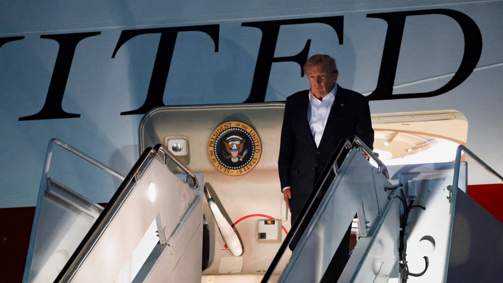 NYT: Trump wisselde plots van regeringsvliegtuig vanwege Iraanse dreiging